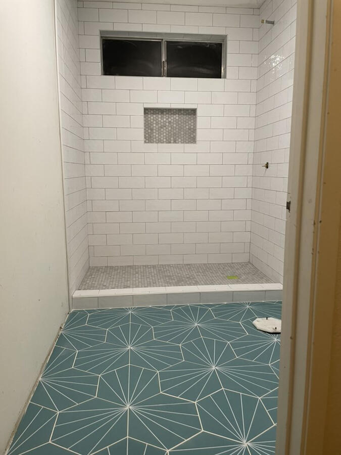 Shower w shampoo niche and hexagon tile floor